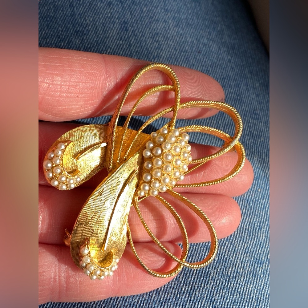 Vintage BSK Signed Seed Pearl Goldtone Abstract Flower Brooch/Pin